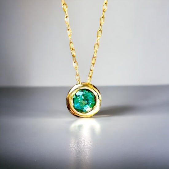 Emerald solitaire necklace - BKBLondon
