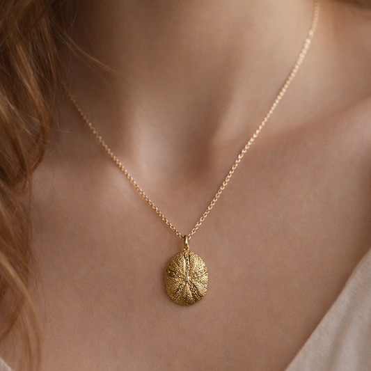 Diamonds sea biscuit necklace on a model 